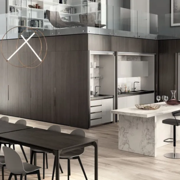 Cucina salvaspazio con isola centrale Boxi in laccato lucido Grigio Chiaro di Scavolini