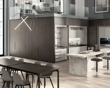 Cucina salvaspazio con isola centrale Boxi in laccato lucido Grigio Chiaro di Scavolini