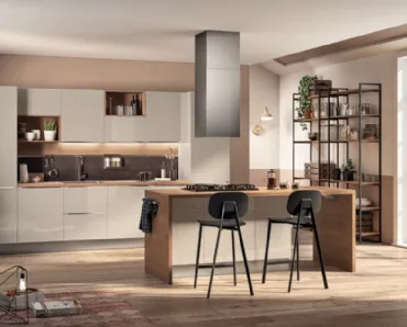 Cucina Moderna con isola Urban & Urban in laccato lucido Sabbia con top in laminato Rovere Land di Scavolini