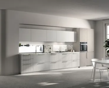 Cucina su misura Musa in laccato dogato opaco Grigio Airone e decorativo Oriental Light di Scavolini