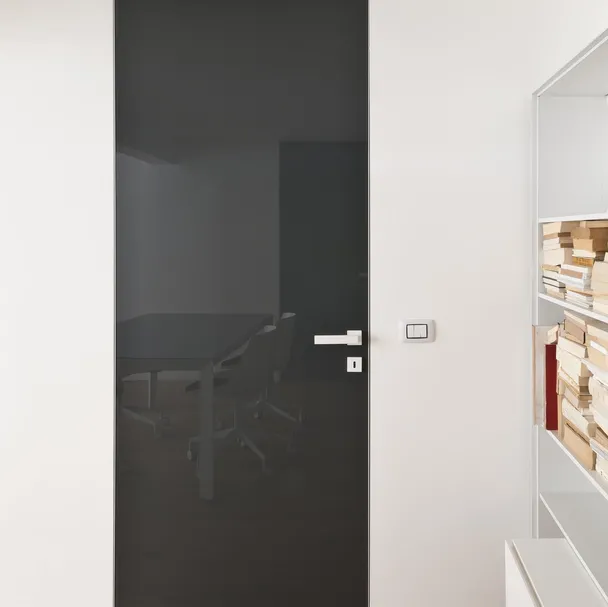 Porta per interni a Filomuro Next in vetro con telaio in alluminio di Albed