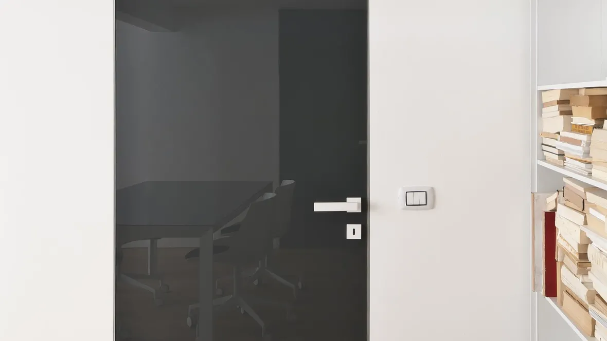 Porta per interni a Filomuro Next in vetro con telaio in alluminio di Albed