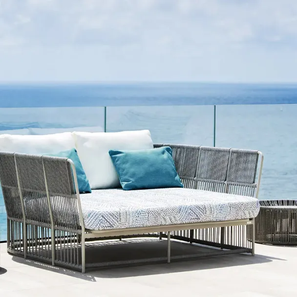 Divano Tibidabo Daybed Compact in fibra sintetica e alluminio di Varaschin