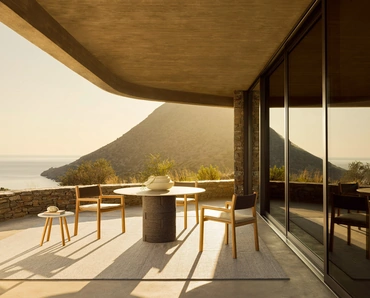 Sedia Gianna Poltroncina in tessuto e legno di Varaschin