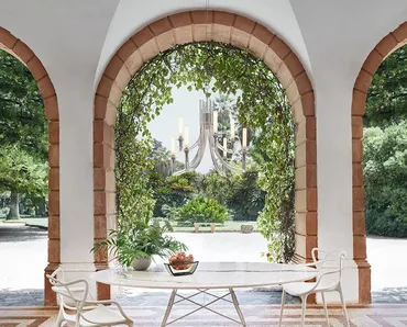 Tavolo Glossy in gres e acciaio di Kartell