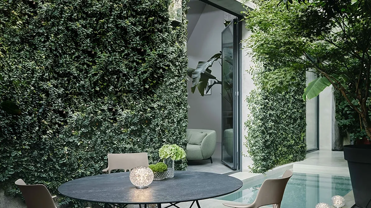 Tavolo Glossy in gres e acciaio di Kartell