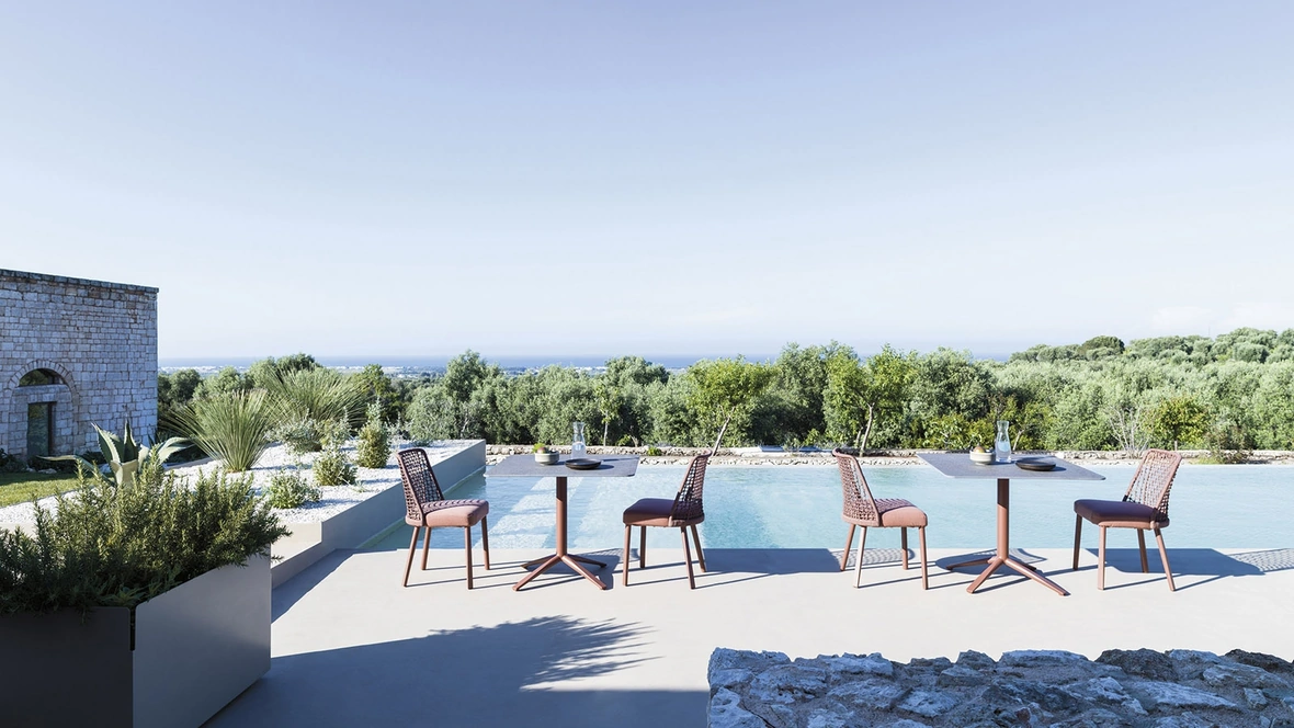 Sedia Emma in tessuto con gambe in alluminio di Varaschin