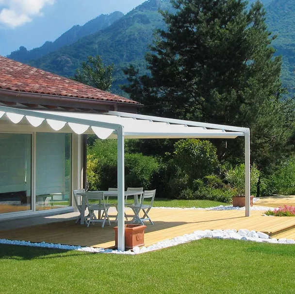 Pergola con copertura Alutecnic in tessuto PVC ignifugo, oscurante, impermeabile, altamente stabile e non soggetto ad allungamenti e cedimenti di Pratic