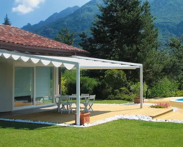 Pergola con copertura Alutecnic in tessuto PVC ignifugo, oscurante, impermeabile, altamente stabile e non soggetto ad allungamenti e cedimenti di Pratic