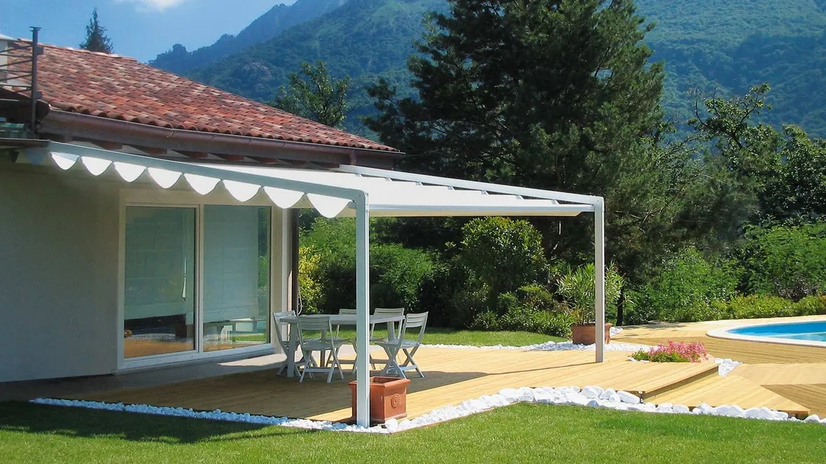 Pergola con copertura Alutecnic in tessuto PVC ignifugo, oscurante, impermeabile, altamente stabile e non soggetto ad allungamenti e cedimenti di Pratic