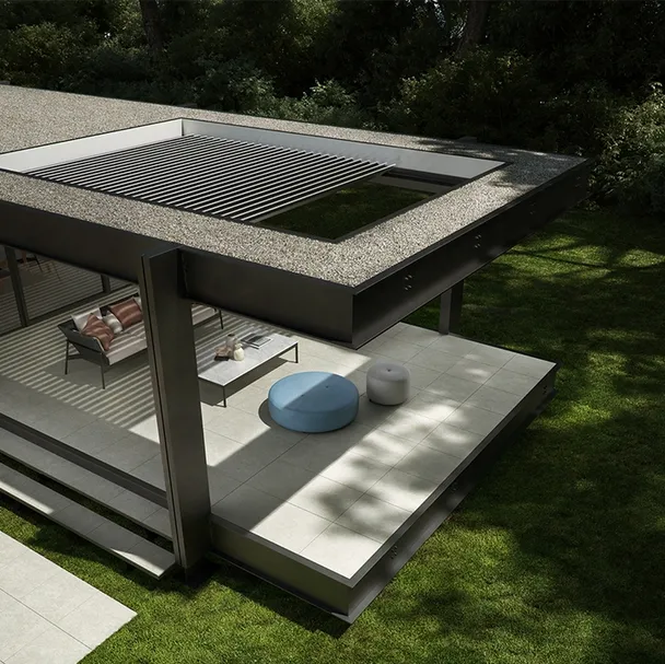 Pergola bioclimatica dotata di sistema di lame frangisole che con telecomando si inclinano e compattano in un unico movimento Brera B di Pratic