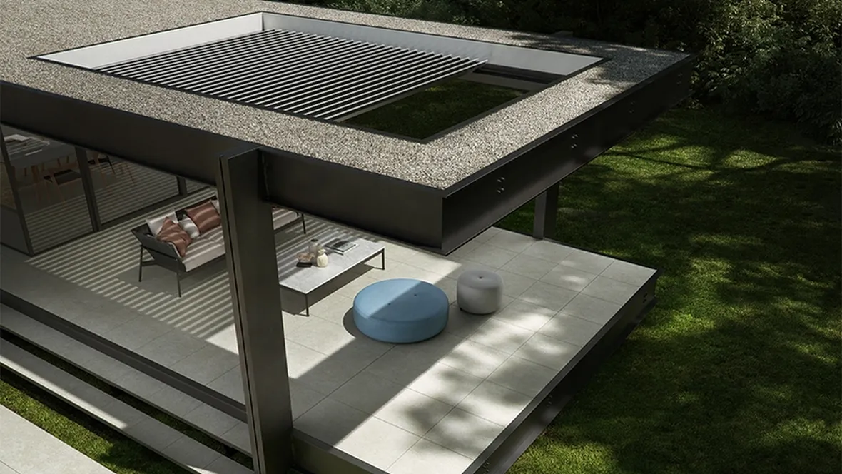 Pergola bioclimatica dotata di sistema di lame frangisole che con telecomando si inclinano e compattano in un unico movimento Brera B di Pratic