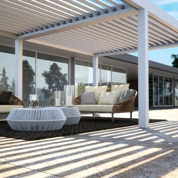 Pergola bioclimatica in alluminio con lamelle frangisole orientabili Vision di Pratic