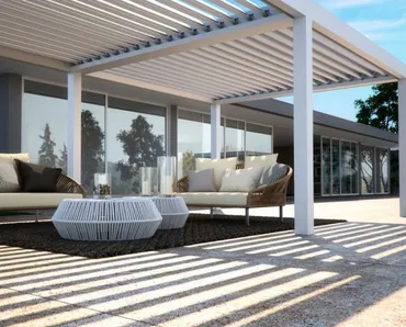 Pergola bioclimatica in alluminio con lamelle frangisole orientabili Vision di Pratic