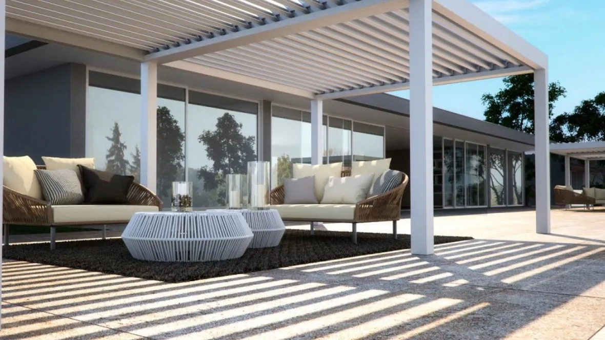 Pergola bioclimatica in alluminio con lamelle frangisole orientabili Vision di Pratic