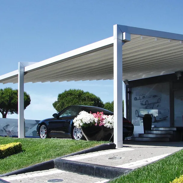 Pergola contemporanea dal design innovativo in alluminio con telo ad impacchettamento Evo di Pratic