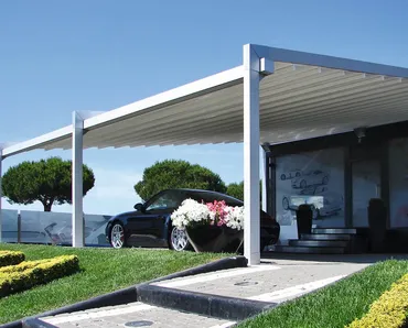 Pergola contemporanea dal design innovativo in alluminio con telo ad impacchettamento Evo di Pratic