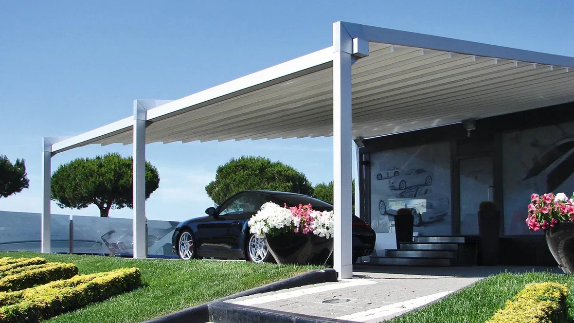 Pergola contemporanea dal design innovativo in alluminio con telo ad impacchettamento Evo di Pratic