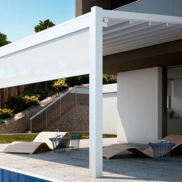 Pergola Fusion in alluminio con telo ad impacchettamento Tecnic e tenda verticale integrata di Pratic