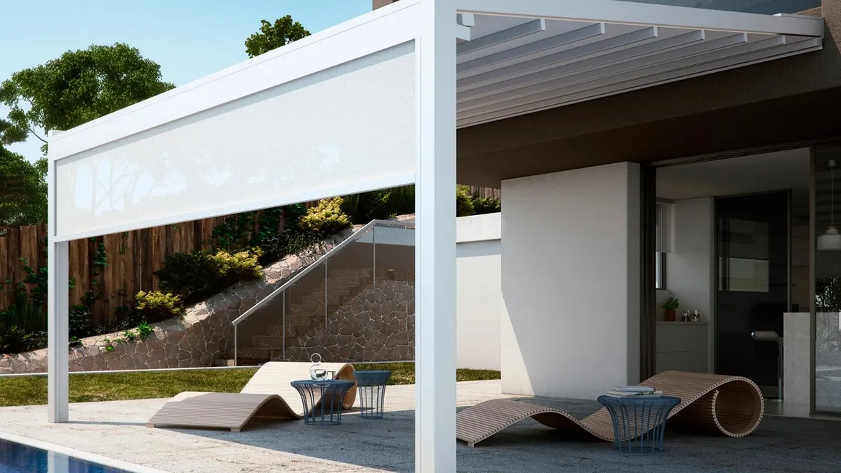 Pergola Fusion in alluminio con telo ad impacchettamento Tecnic e tenda verticale integrata di Pratic
