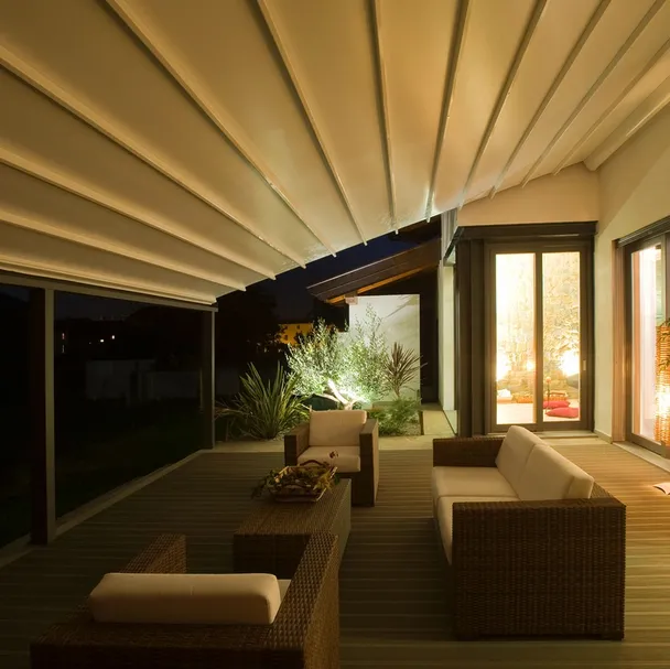 Pergola in alluminio con copertura ad impacchettamento e chiusure perimetrali a vetrate e illuminazione a Led Infinity di Pratic