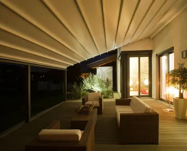 Pergola in alluminio con copertura ad impacchettamento e chiusure perimetrali a vetrate e illuminazione a Led Infinity di Pratic