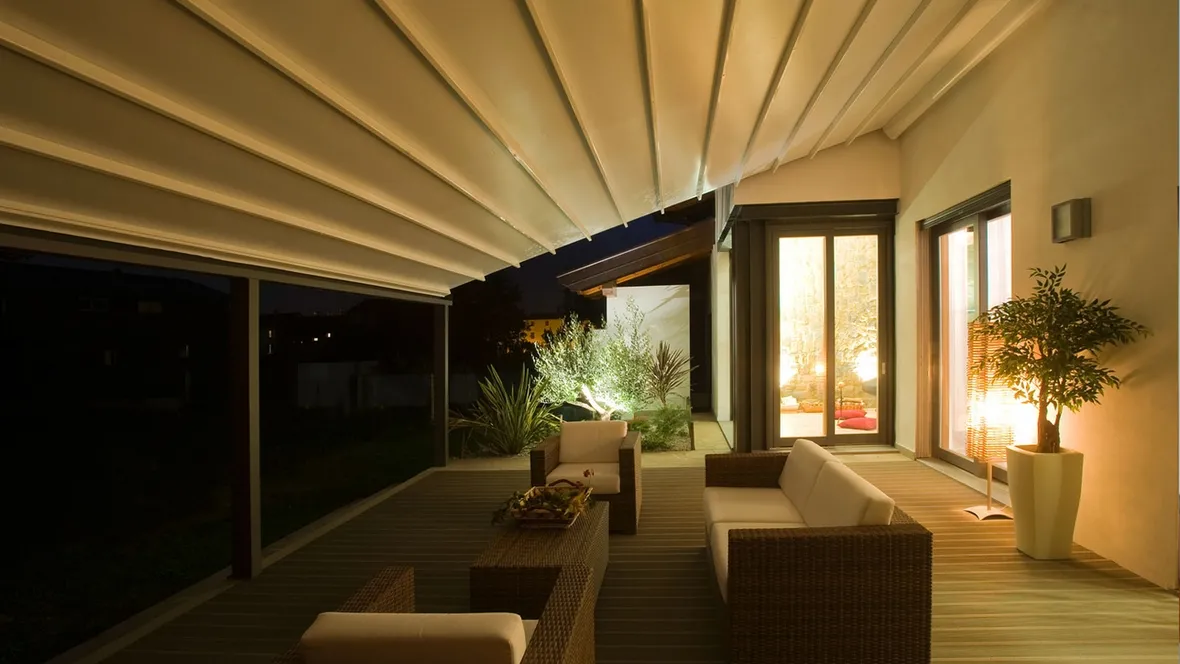 Pergola in alluminio con copertura ad impacchettamento e chiusure perimetrali a vetrate e illuminazione a Led Infinity di Pratic
