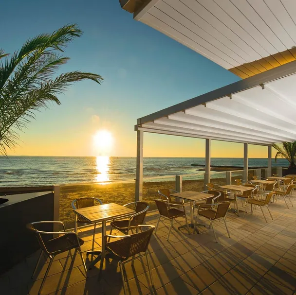 Pergola in alluminio con tetto in PVC Level di Pratic