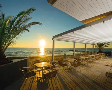 Pergola in alluminio con tetto in PVC Level di Pratic