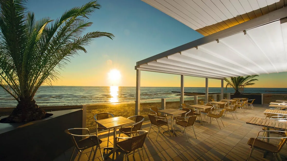 Pergola in alluminio con tetto in PVC Level di Pratic