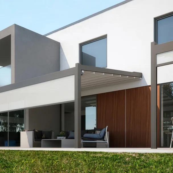 Pergola dal design minimale in alluminio con telo ad impacchettamento e tenda verticale integrata Meta di Pratic