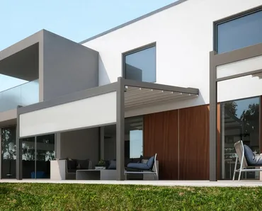 Pergola dal design minimale in alluminio con telo ad impacchettamento e tenda verticale integrata Meta di Pratic