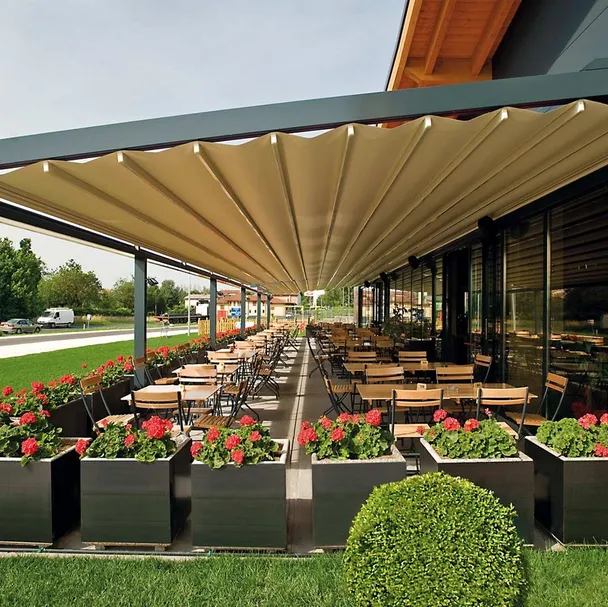 Pergola dotata di illuminazione a led in alluminio con telo ad impacchettamento Mito di Pratic