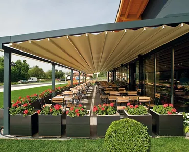 Pergola dotata di illuminazione a led in alluminio con telo ad impacchettamento Mito di Pratic