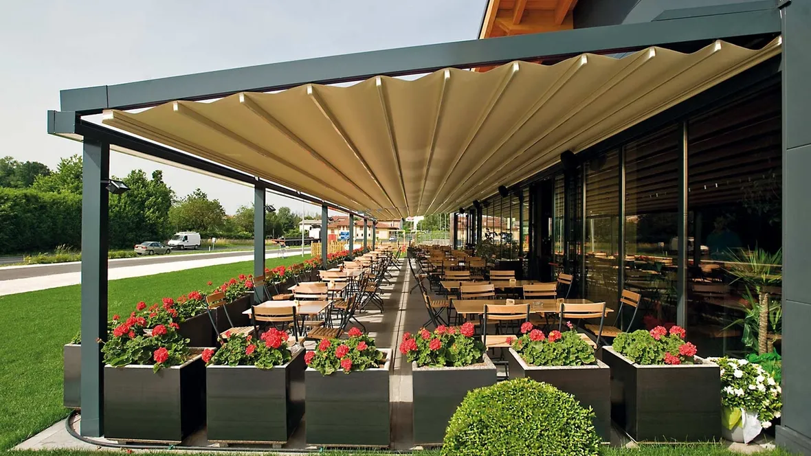 Pergola dotata di illuminazione a led in alluminio con telo ad impacchettamento Mito di Pratic