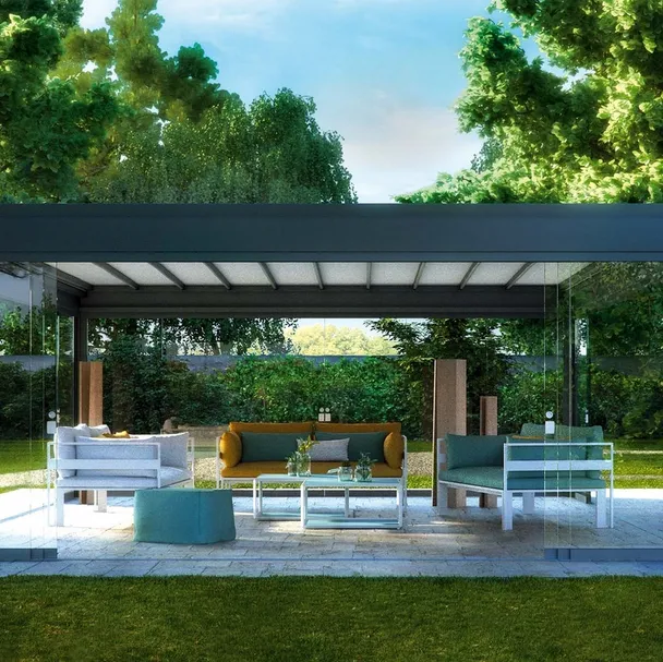 Pergola in alluminio arricchita da vetrate scorrevoli con copertura ad impacchettamento Tecnic Rialto di Pratic
