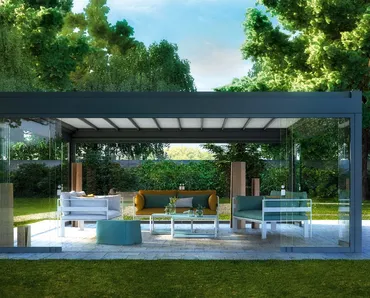 Pergola in alluminio arricchita da vetrate scorrevoli con copertura ad impacchettamento Tecnic Rialto di Pratic