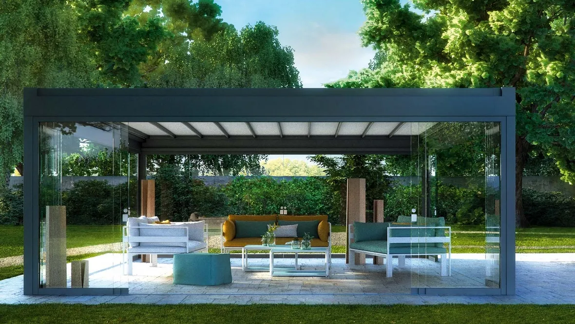 Pergola in alluminio arricchita da vetrate scorrevoli con copertura ad impacchettamento Tecnic Rialto di Pratic