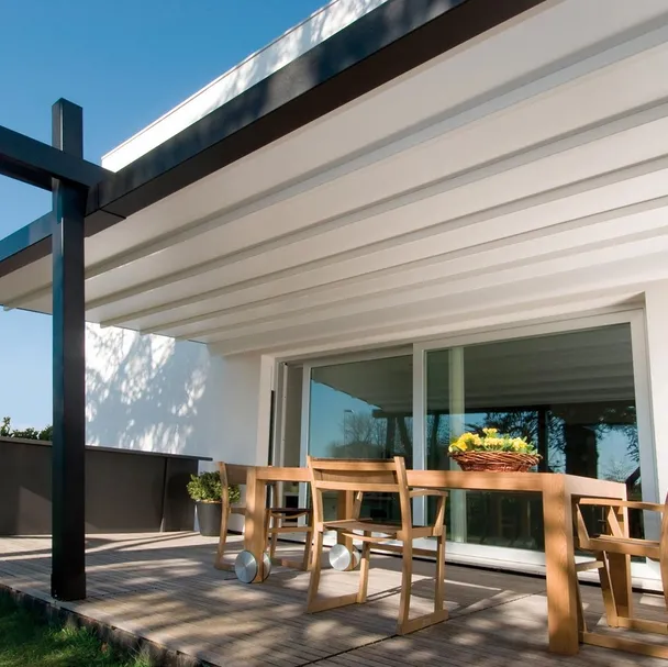 Pergola originale dalle linee asimmetriche interamente in alluminio con copertura ad impacchettamento Stil di Pratic