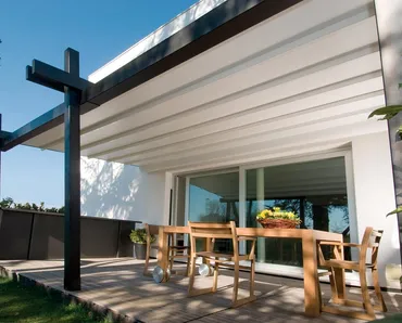 Pergola originale dalle linee asimmetriche interamente in alluminio con copertura ad impacchettamento Stil di Pratic