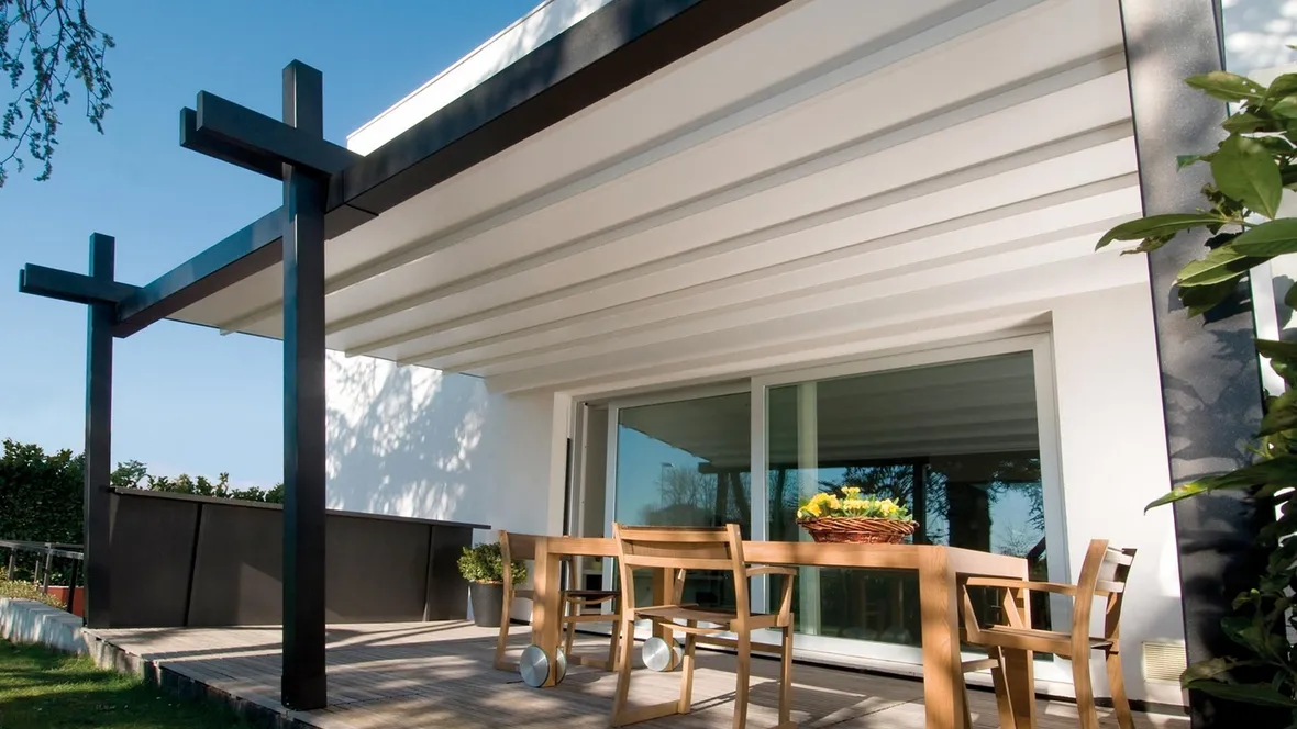 Pergola originale dalle linee asimmetriche interamente in alluminio con copertura ad impacchettamento Stil di Pratic