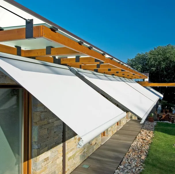 Tenda da sole a bracci estensibili con box a chiusura integrale Ellisse di Pratic