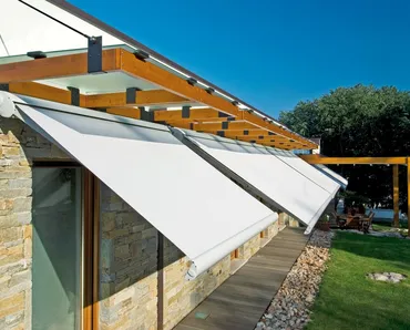 Tenda da sole a bracci estensibili con box a chiusura integrale Ellisse di Pratic