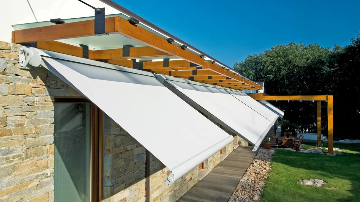 Tenda da sole a bracci estensibili con box a chiusura integrale Ellisse di Pratic