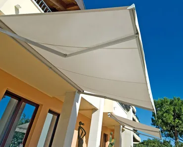 Tenda da sole a bracci estensibili in grado di resistere alle forti sollecitazioni del vento e garantire una protezione sicura dal sole Flex 300 di Pratic