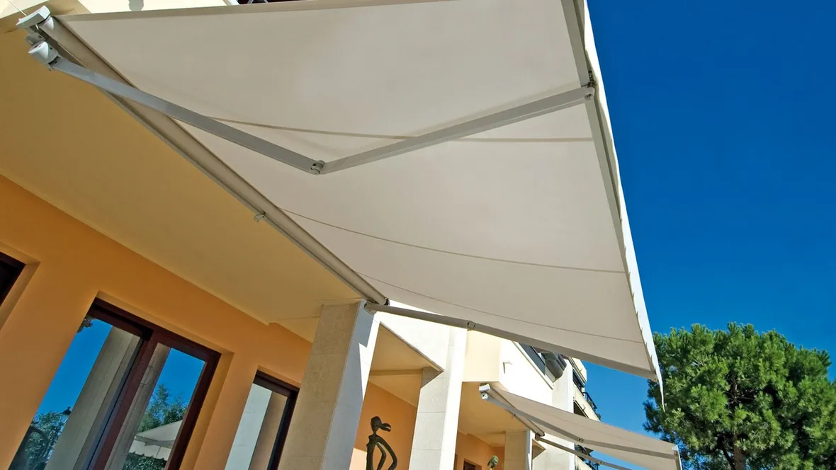 Tenda da sole a bracci estensibili in grado di resistere alle forti sollecitazioni del vento e garantire una protezione sicura dal sole Flex 300 di Pratic