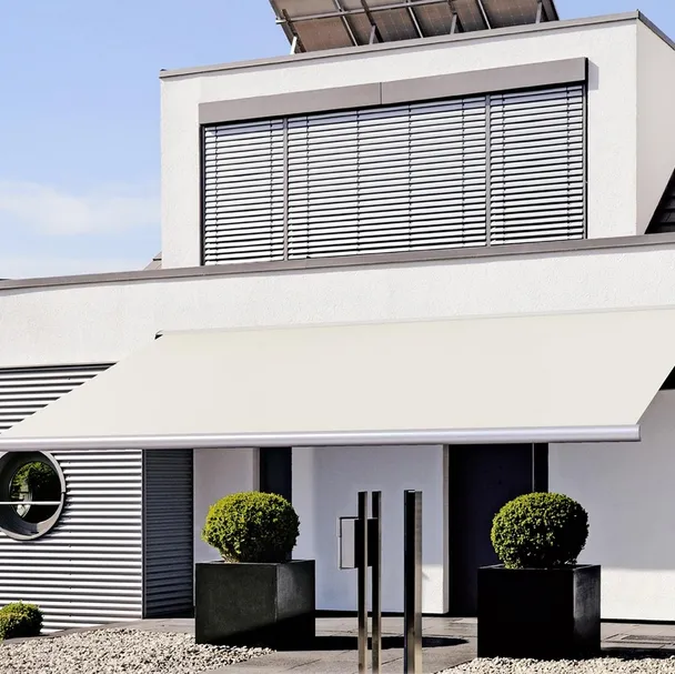 Tenda da sole essenziale e curata nei minimi dettagli con cassonetto a chiusura integrale Musa di Pratic