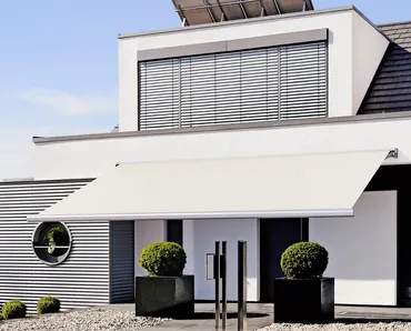 Tenda da sole essenziale e curata nei minimi dettagli con cassonetto a chiusura integrale Musa di Pratic