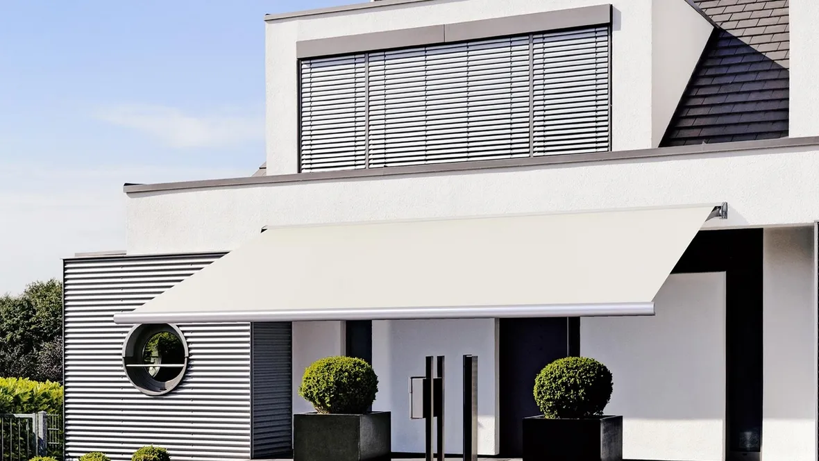 Tenda da sole essenziale e curata nei minimi dettagli con cassonetto a chiusura integrale Musa di Pratic